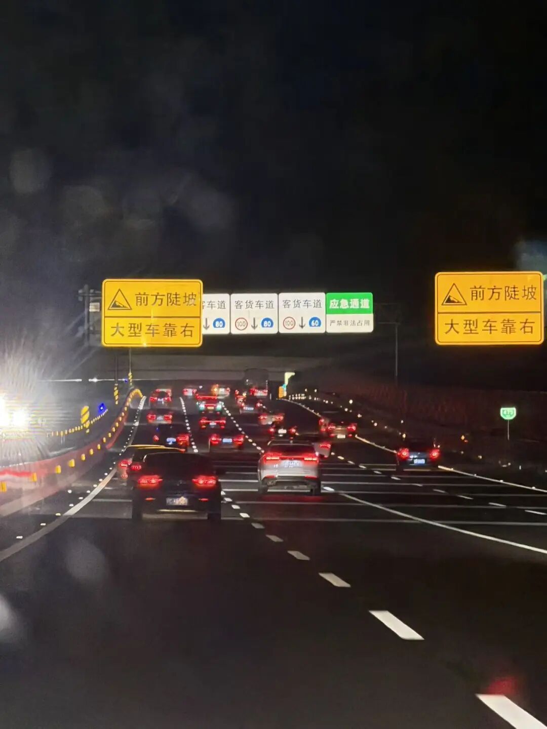 “上了高速，发现全是聪明人”！还有人带了一锅饭……